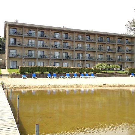 Beachfront Hotel Хоутон-Лейк Экстерьер фото