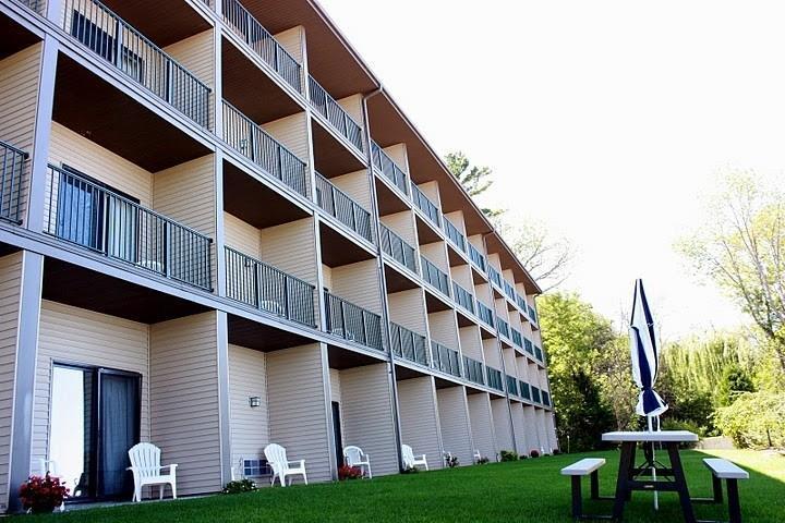 Beachfront Hotel Хоутон-Лейк Экстерьер фото