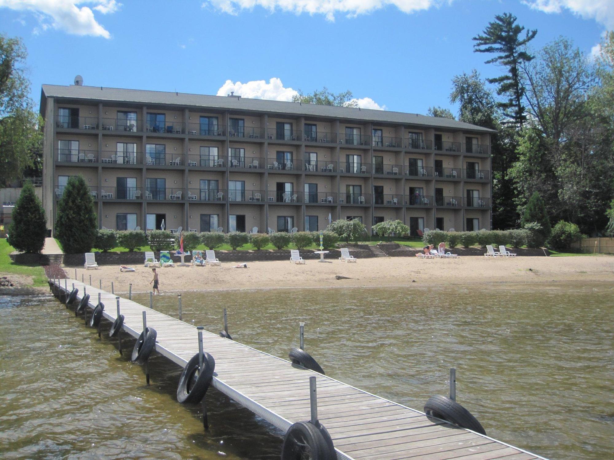 Beachfront Hotel Хоутон-Лейк Экстерьер фото