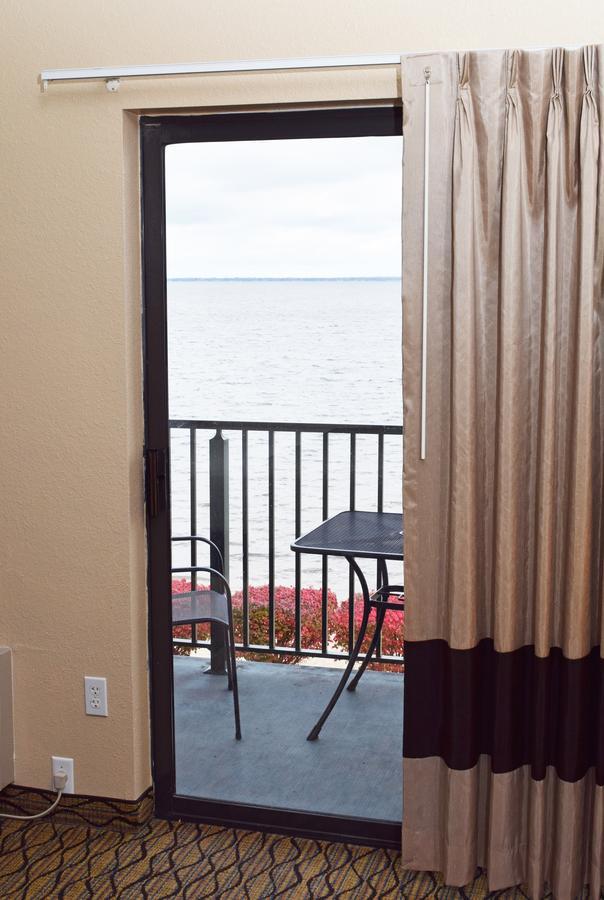 Beachfront Hotel Хоутон-Лейк Экстерьер фото