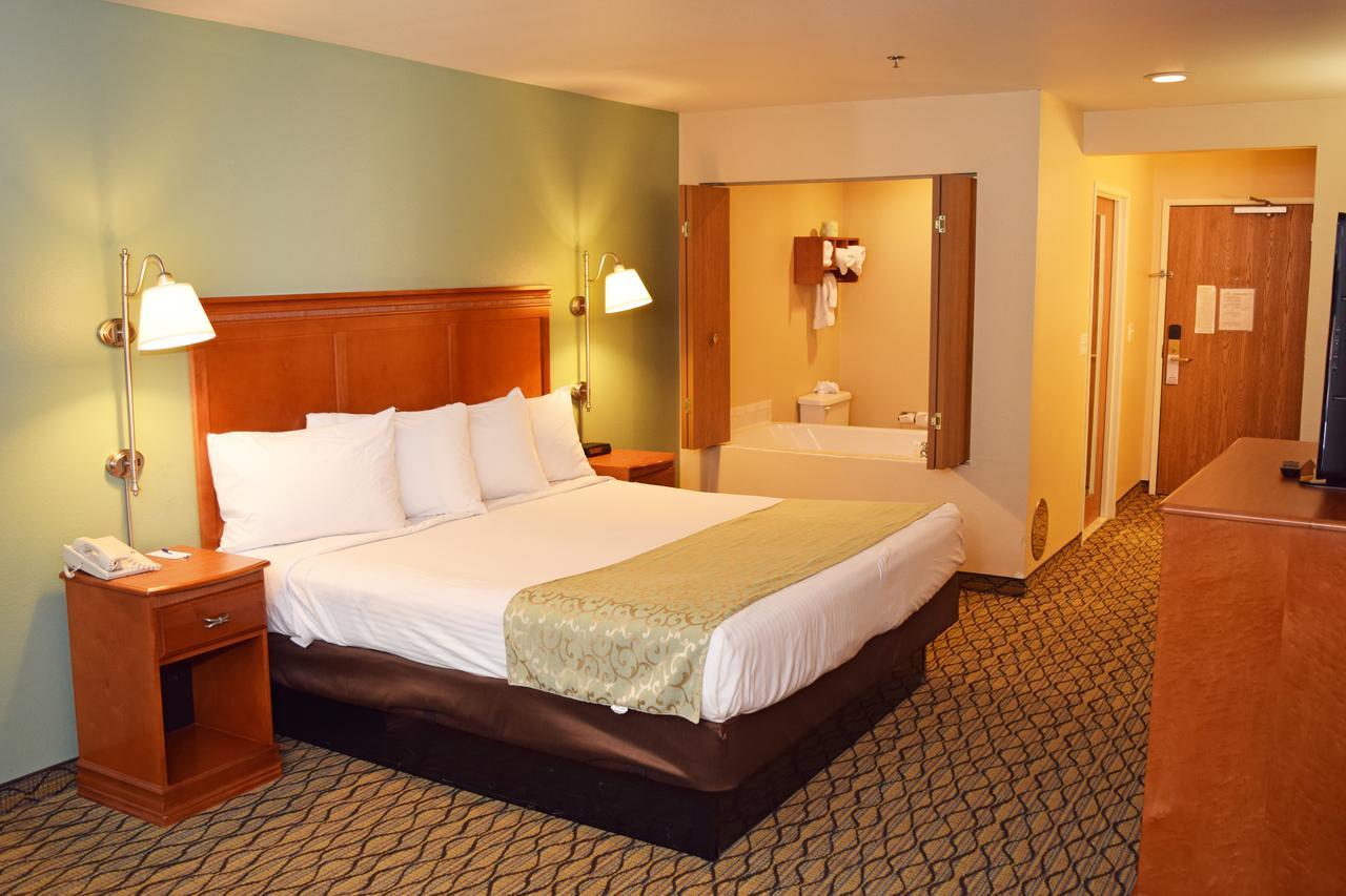 Beachfront Hotel Хоутон-Лейк Экстерьер фото