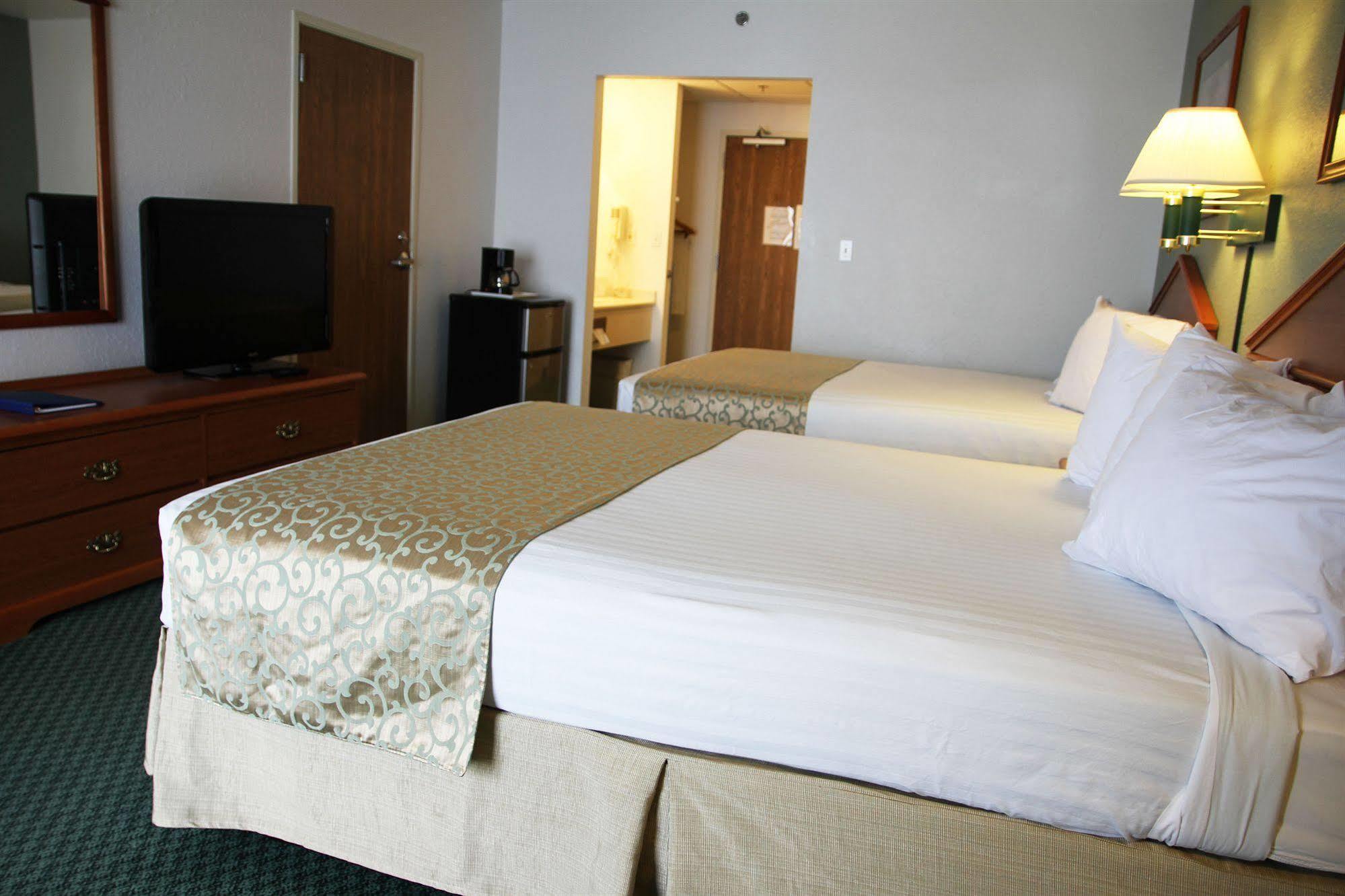 Beachfront Hotel Хоутон-Лейк Экстерьер фото