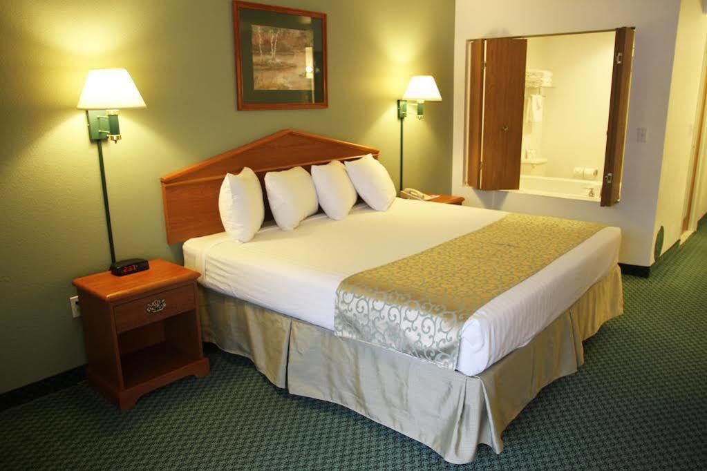 Beachfront Hotel Хоутон-Лейк Экстерьер фото